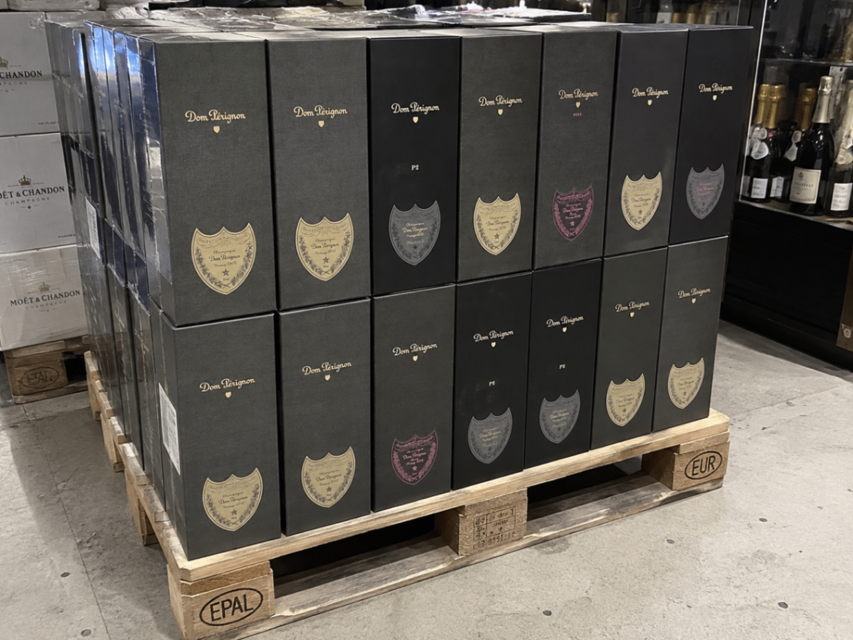 Palette mit Champagner-Geschenkkartons im Lager