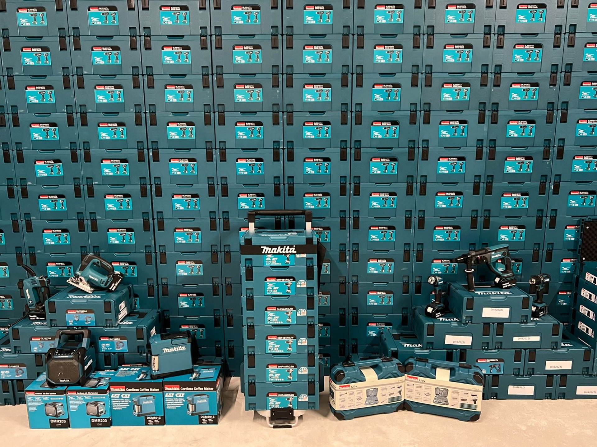 Makita-Werkzeuge und Koffer vor einem großen Warenbestand