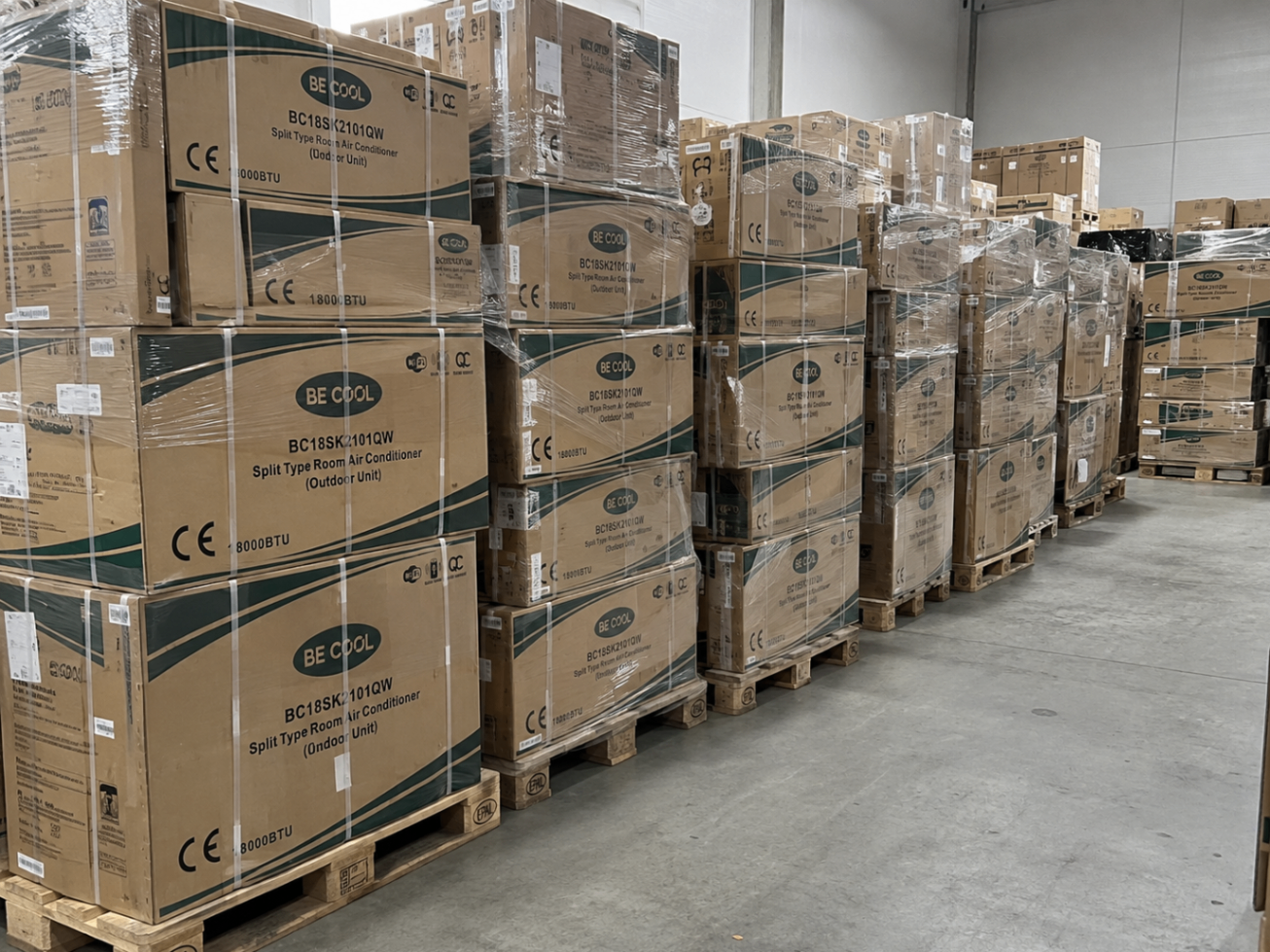 Paletten mit verpackten Klimageräten in einer Lagerhalle